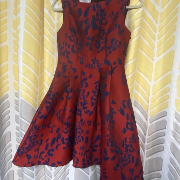 Red dress with flowers - Picture 2 of 3